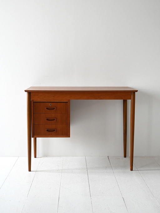 Bureau scandinave vintage en teck avec trois tiroirs