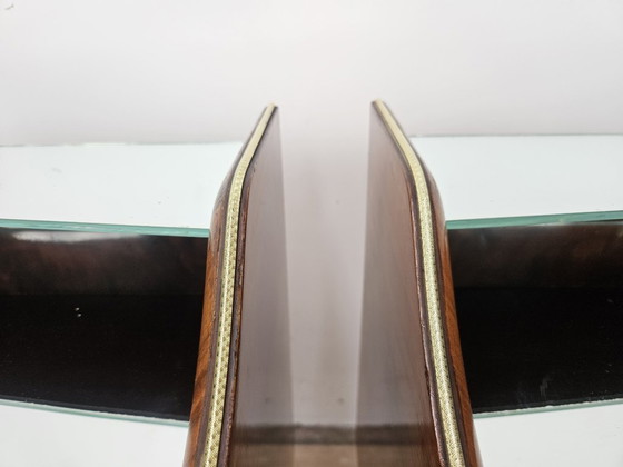 Image 1 of Mesitas de noche de madera de nogal con tapa de cristal doble.