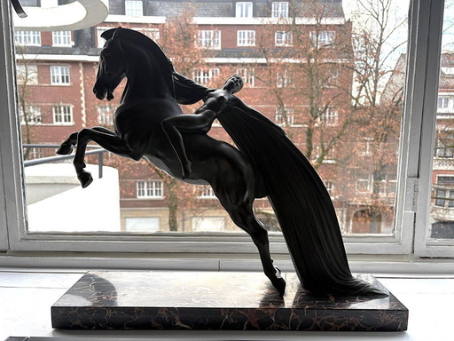 Escultura monumental Art Déco de Charles Lemanceau (Charles), década de 1930: figura alada a caballo