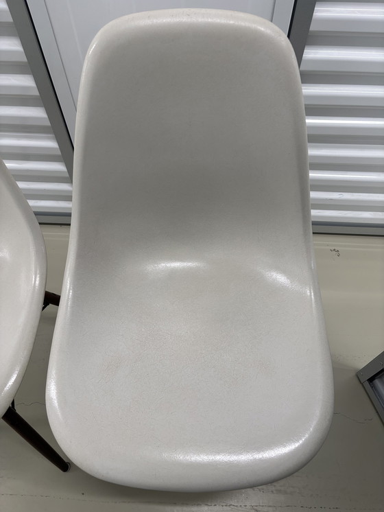 Image 1 of 2 sillas laterales de fibra de vidrio Eames Miller DSW, blancas