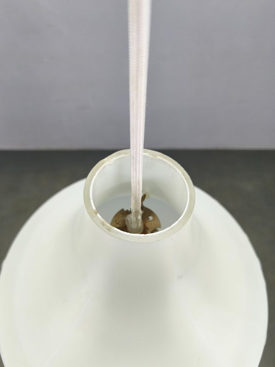 Image 1 of Lámpara colgante de vidrio opalino checoslovaco con relieve de burbujas, década de 1970