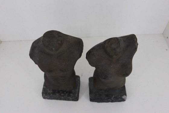 Wunderschönes Set aus Torso-Skulpturen aus Beton (Mann & Frau) – 30 cm hoch – Bildhauerei, Other (photo 7 of 11)
