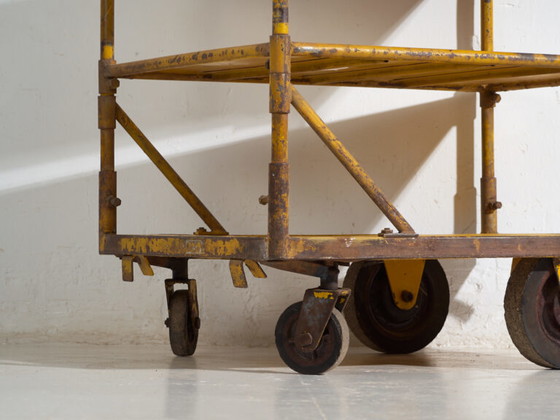 Chariot industriel en métal jaune – Chariot d'usine Europe – circa 1950 – Dessertes, Metal, Iron (photo 14 of 35)