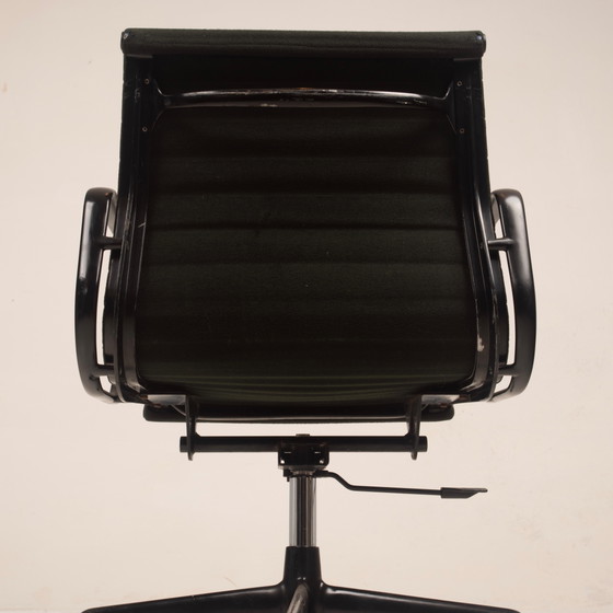 Charles & Ray Eames Zwart Aluminium Bureaustoel, eind 20e eeuw, voor ICF – Bureaustoelen, Metal, Modern (photo 16 of 20)