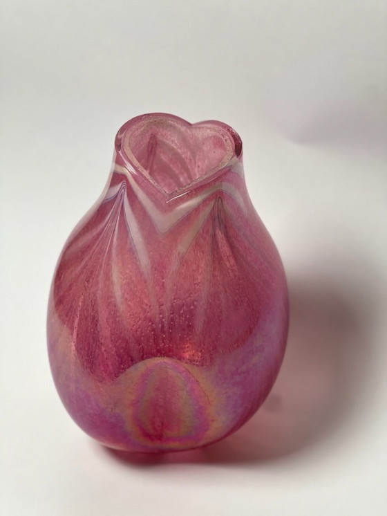 Image 1 of Handgemachte rosa fluoreszierende Herzvase