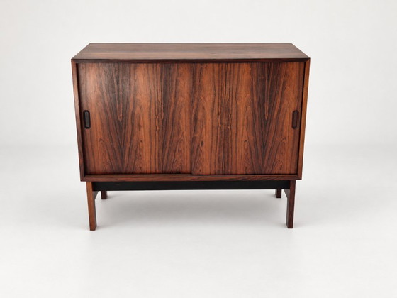 Enfilade basse en palissandre avec portes coulissantes. Danemark, années 1960 – Vaisseliers, Bois (photo 10 of 20)