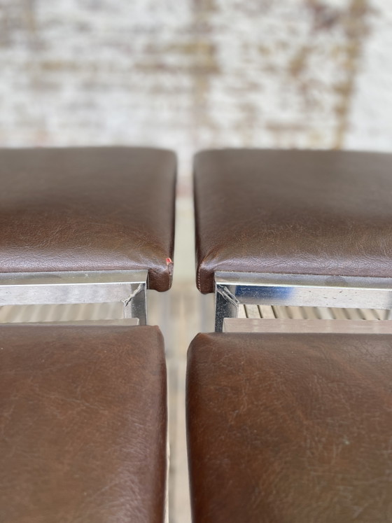 Image 1 of Ensemble de 4 chaises vintage milieu du siècle en chrome et simili cuir