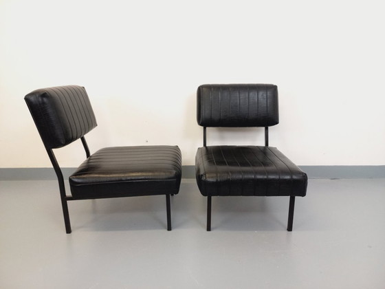 Image 1 of Set van 2 vintage modernistische loungestoelen in zwart kunstleer en metaal uit de jaren 60.