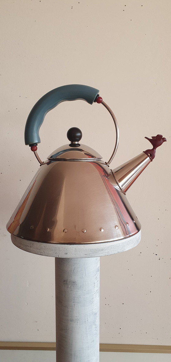 Image 1 of Hervidor Alessi 9093 – Michael Graves – Burdeos Red Bird – Diseño clásico