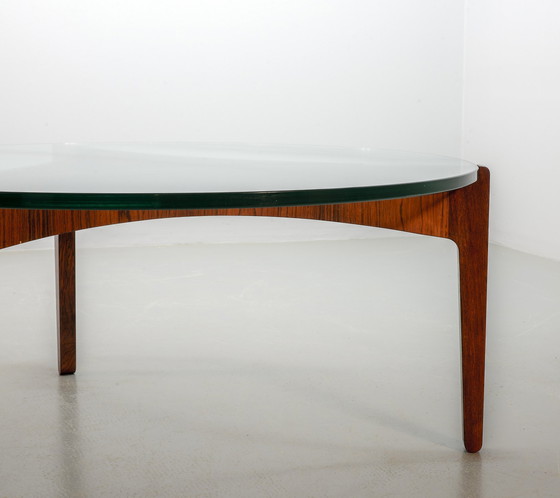Image 1 of Table basse ronde en palissandre avec plateau en verre de Sven Ellekaer, modèle n°104 pour Christian Linneberg. Danemark, 1962