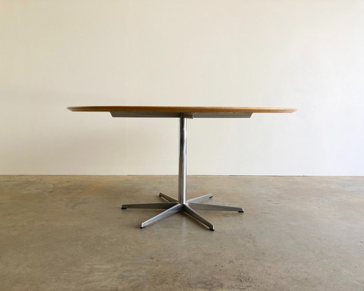 Fritz Hansen Circular vintage tafel door Arne Jacobsen 1967