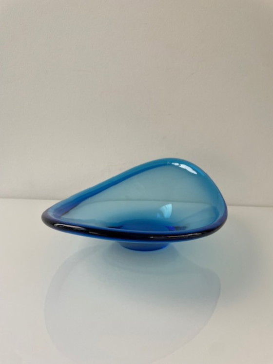 Image 1 of Cuenco de vidrio azul soplado a mano con diseño