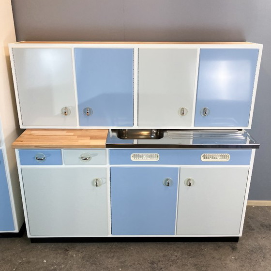 Image 1 of Muebles de cocina, azul pastel y gris claro, estilo años 60, mediados de siglo.