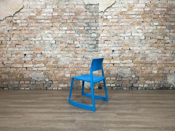 Vitra Tip Ton – Blue plastic | Barber & Osgerby – Dining chairs (photo 6 of 16)