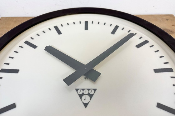 Image 1 of Orologio da parete industriale in bachelite di Pragotron, anni '70