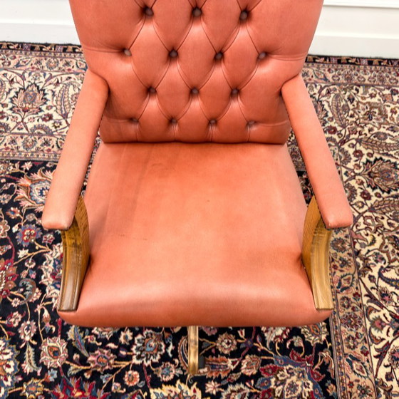 Silla de oficina clásica inglesa color salmón – Sillas de oficina, Wood, Leather (photo 6 of 7)