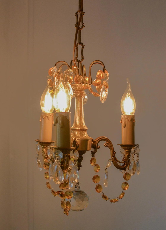 Piccolo Lampadario Francese in Ottone, Cristallo Ambra, 3 Luci, Anni '60 – Crystal, Brass, Parisian Style (photo 4 of 9)
