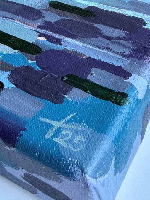 Rustgevend zeegezicht schilderij met boot – zacht nazomerlicht | Yaya Masu