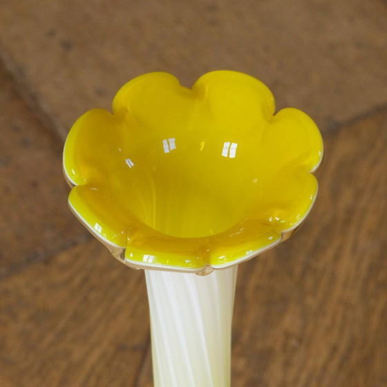 Image 1 of Vaso in vetro soffiato di Murano a forma di fiore giallo