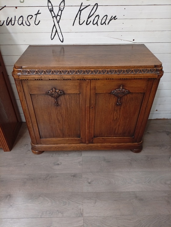 Image 1 of Armario antiguo con pedestal y cajones.