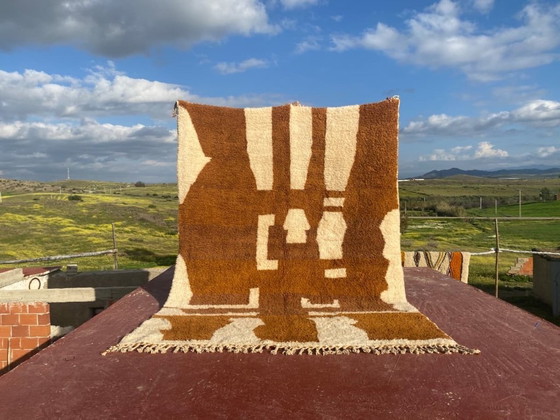 Image 1 of Vintage Beni Ouarain vloerkleed 330x230 cm – Handgeknoopt Marokkaans Berber tapijt – Wol in bruin en crème met minimalistisch 