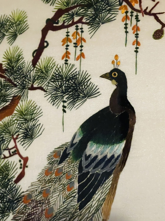 Handgefertigte chinesische Seidenstickerei „Pfauen“ | Gerahmt mit entspiegeltem Glas – Wanddekoration, Silk (photo 7 of 7)