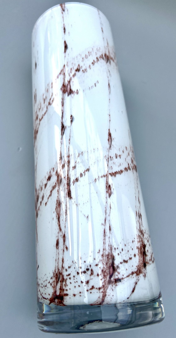 Image 1 of Große Studioglas-Vase – weiß mit rotbrauner Faden-Schmelztechnik