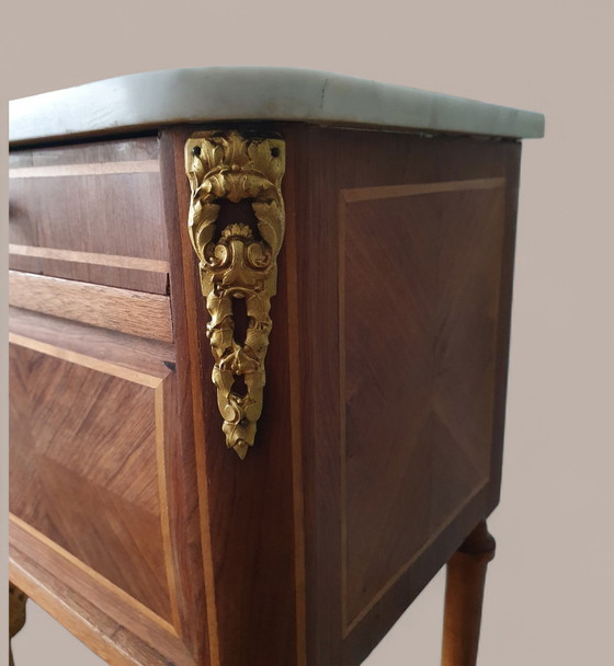 Image 1 of Bijzettafel in Louis XVI-stijl met marqueterie - Marmeren blad en verguld bronzen decoraties