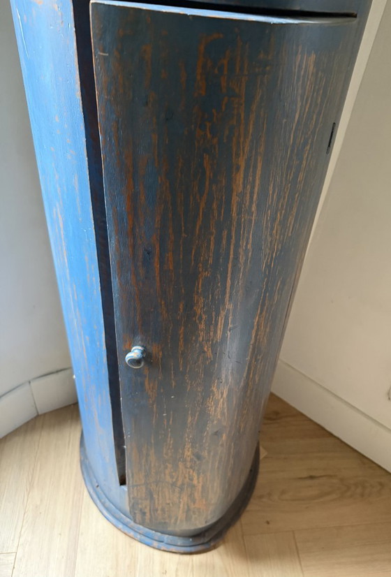 Antique Bow-Front Corner Cabinet in Original Blue Paint, 18th/19th Century – Kasten, Wood (photo 15 of 16)