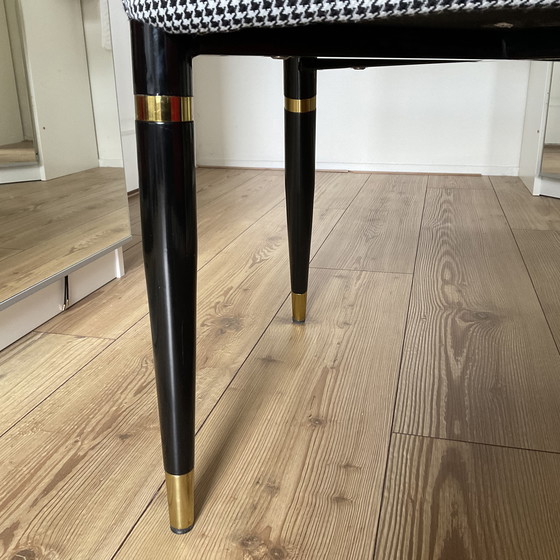 Image 1 of Belles chaises de salle à manger tendance blanches et rouges avec des accents dorés