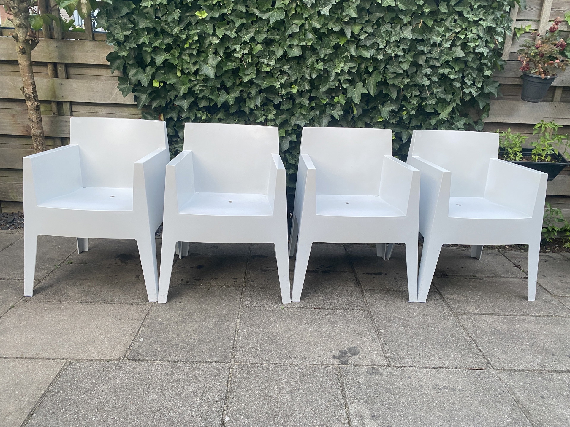 Driade Toy Arm Chair with Thali desgin table | €650 | Whoppah Driade Toy Arm Chair with Thali desgin table | €650 | Whoppah