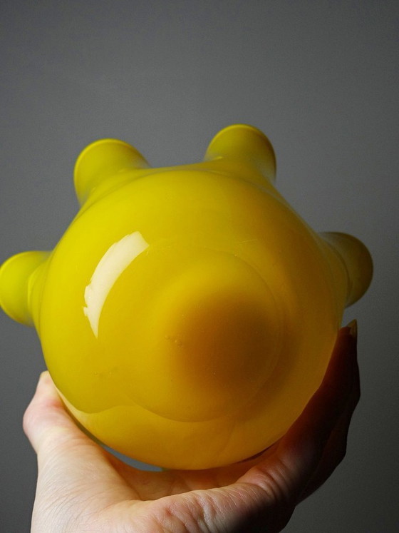 Image 1 of Vase Fazzoletto en verre soufflé italien, opaline doublée jaune, Murano 1960-70