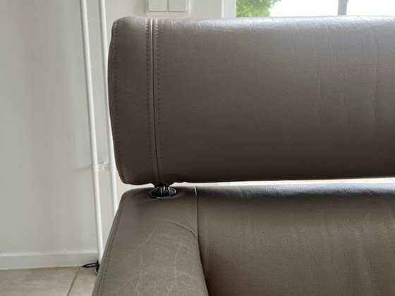 Leolux Patachou armchairs in liver-colored Scandinavia leather with legs in epoxy-lacquered aluminium (photo 2 of 7)