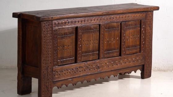 Credenza antica intagliata in legno di pino – Xinjiang, circa 1900 – Credenze con vetrina (photo 3 of 40)