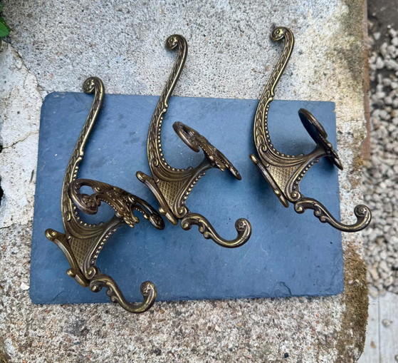 3 vintage baroque brass coat hooks Italy – Decorative Objects (photo 5 of 15)