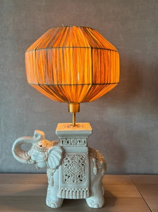 Lampada da tavolo a forma di elefante