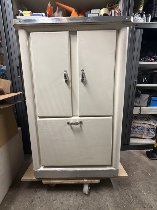 Armoire de médecin vintage sur roulettes avec tiroirs en bois.