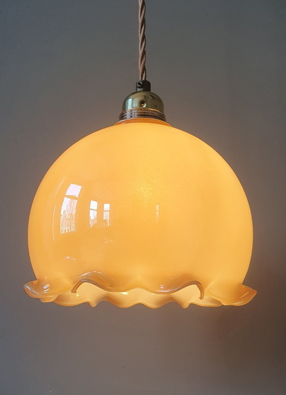 Image 1 of Vintage opaline hanglamp in kelkvorm met parelmoer glans. 