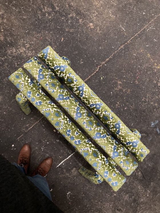 Image 1 of Banco de terciopelo floral