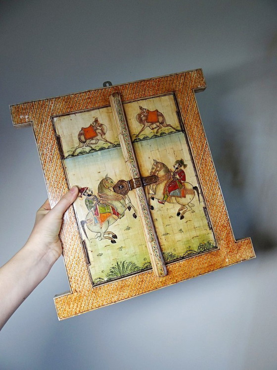 Image 1 of Espejo de ventana de Rajastán en hueso pintado a mano con decoración ecuestre, antiguo, principios del siglo XX.