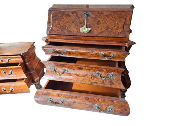 Image 1 of Niederländisches Barock-Triptychon aus den 1920er Jahren – Klappschrank und zwei eingelegte Nachttische