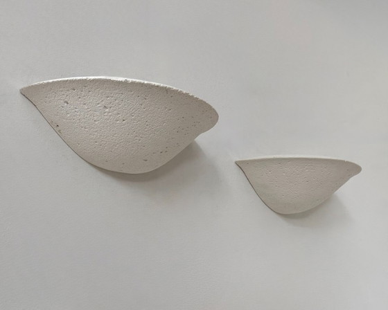 Image 1 of Een paar vintage wandlampen, mat wit stucwerk met een steenachtige afwerking, Frankrijk, 1970.