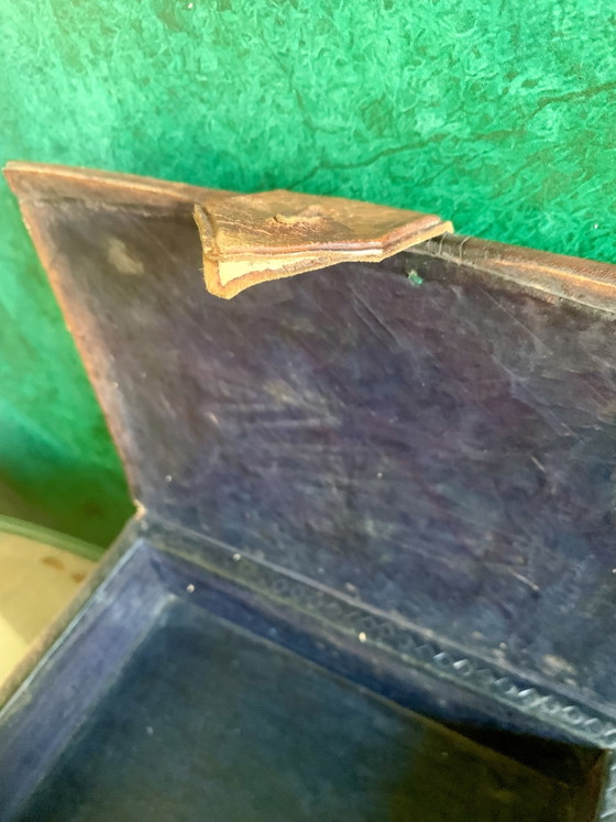 Eccezionale cofanetto antico in cuoio sbalzato, Africa Occidentale — Inizio XX secolo – Oggetti decorativi (photo 14 of 18)