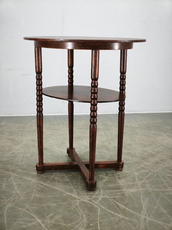 Image 1 of Tsjechische ovale art deco bijzettafel van beukenhout uit de jaren 1920 met onderplank.