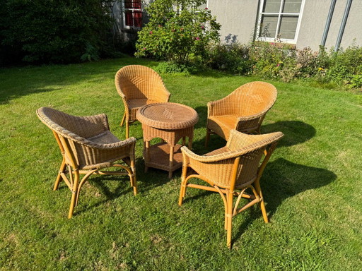 4 chaises en rotin et 1 table en rotin (62 cm de diamètre)