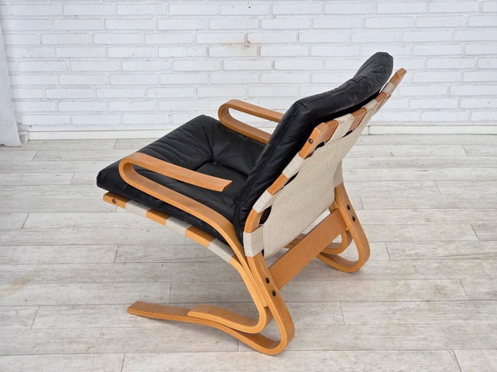 Image 1 of Sillón de diseño noruego, años 70, modelo "Kengu", cuero, madera curvada.
