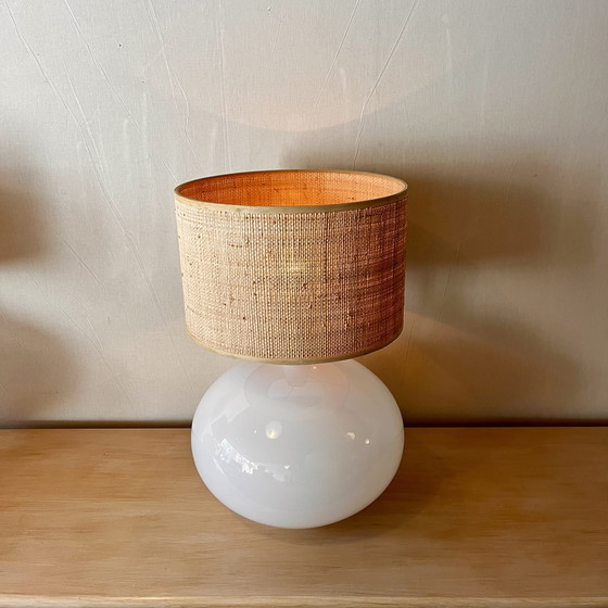 Image 1 of Lampe en verre opalin et abat-jour en rotin Anne Nilsson IKEA