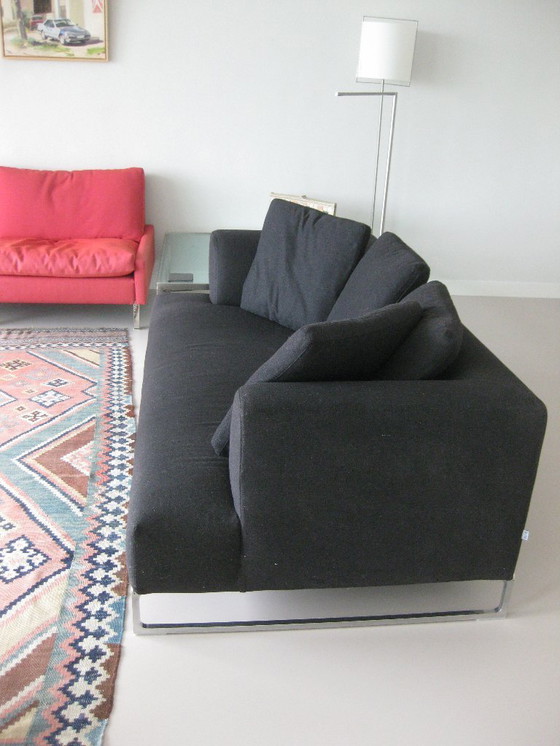 Image 1 of Divano 2,5 posti di B&B Italia con rivestimento in tessuto color antracite e base in acciaio inox.