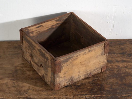 Antique Chinese wooden basket with iron straps – China, circa 1900 – Decorative Objects (photo 11 of 40)