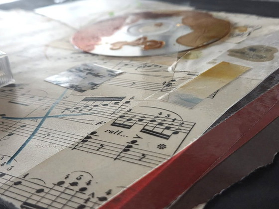 Image 1 of GIUSEPPE CHIARI (Fluxus). Musik durch die Zeit, 2005. Mischtechnik, 45 × 35 × 3 cm